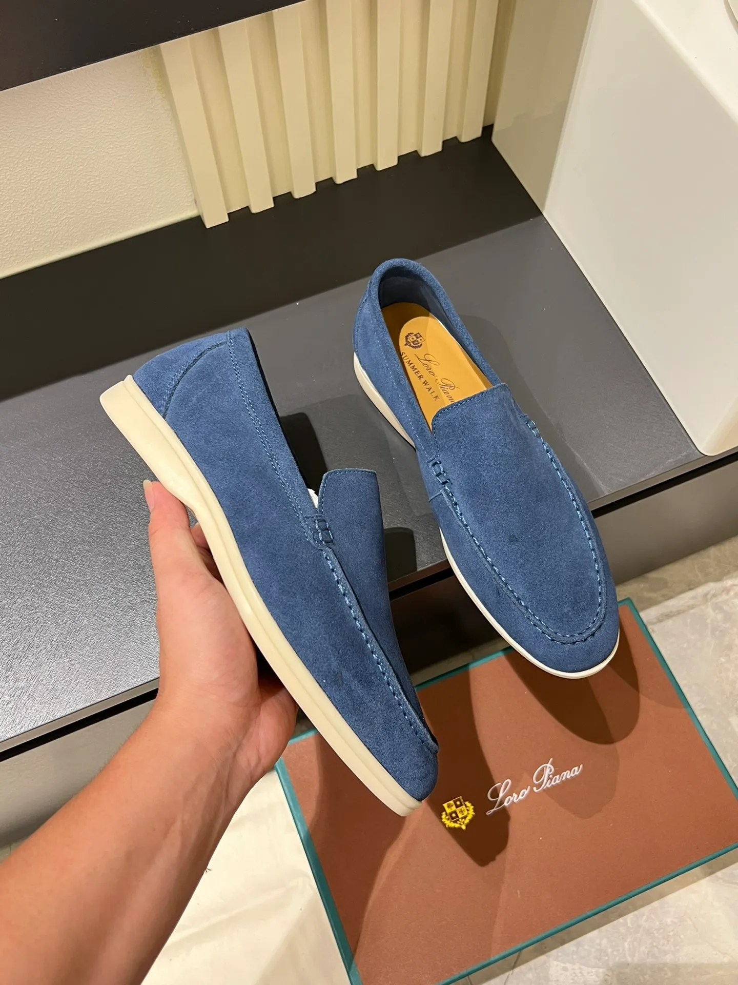 Men's shoes 💰p360 "Loro men's shoes 💰pian'*" Classic L men's shoes for couples 💰p Top version British flat loafers, a must-have item in old money style, the minimalist design is eye-catching and durable, a plus point for dressing The soft foot feel and texture are outstanding. They don’t scratch your feet and are very nice. They are matched with soft and waxy soles. They can be worn daily for a long time without getting tired. They are easy to wear, versatile and classic items, with perfect foot feel and texture! Imported cashmere fabric, the lining is made of imported A-grade water-dyed cow lining, the top version of the genuine leather midsole is sewn with pure handmade mark thread! Size: Female 35-40 (34. Customized) Male 38-44 (45.46. Customized)